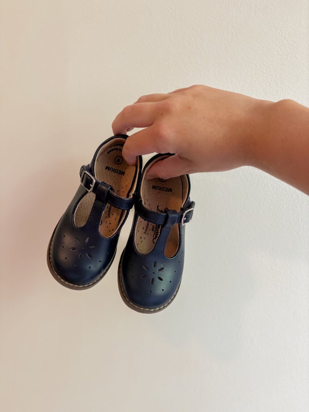 Footmates size toddler 8 Girls Medium Navy Shoes
